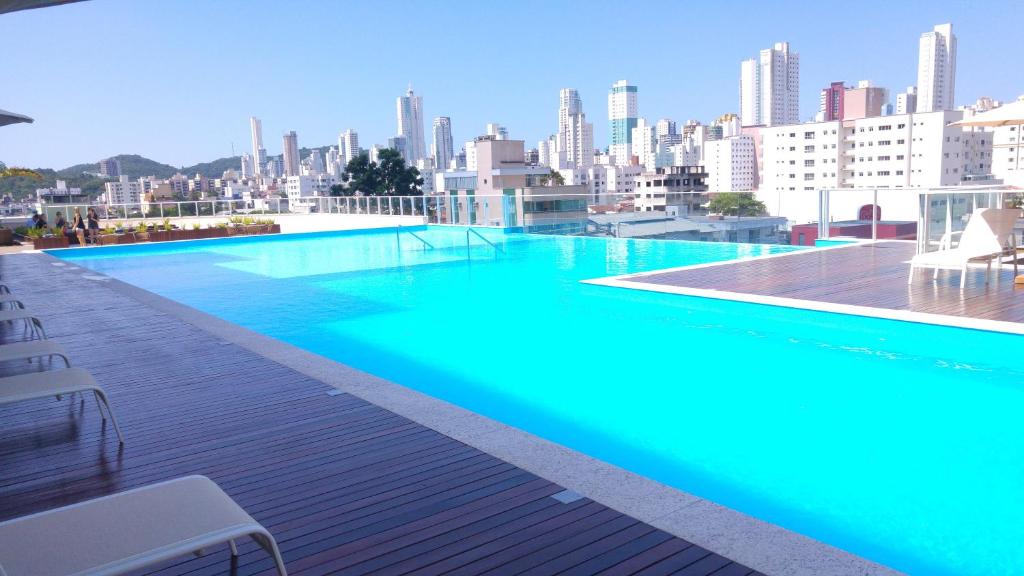 een groot zwembad op het dak van een gebouw bij Home Clube em Balneário Camboriú in Balneário Camboriú