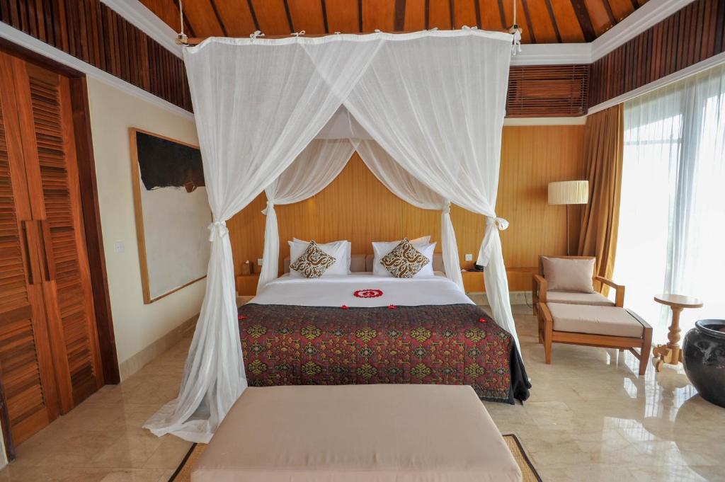 Postel nebo postele na pokoji v ubytování Komaneka at Rasa Sayang Ubud