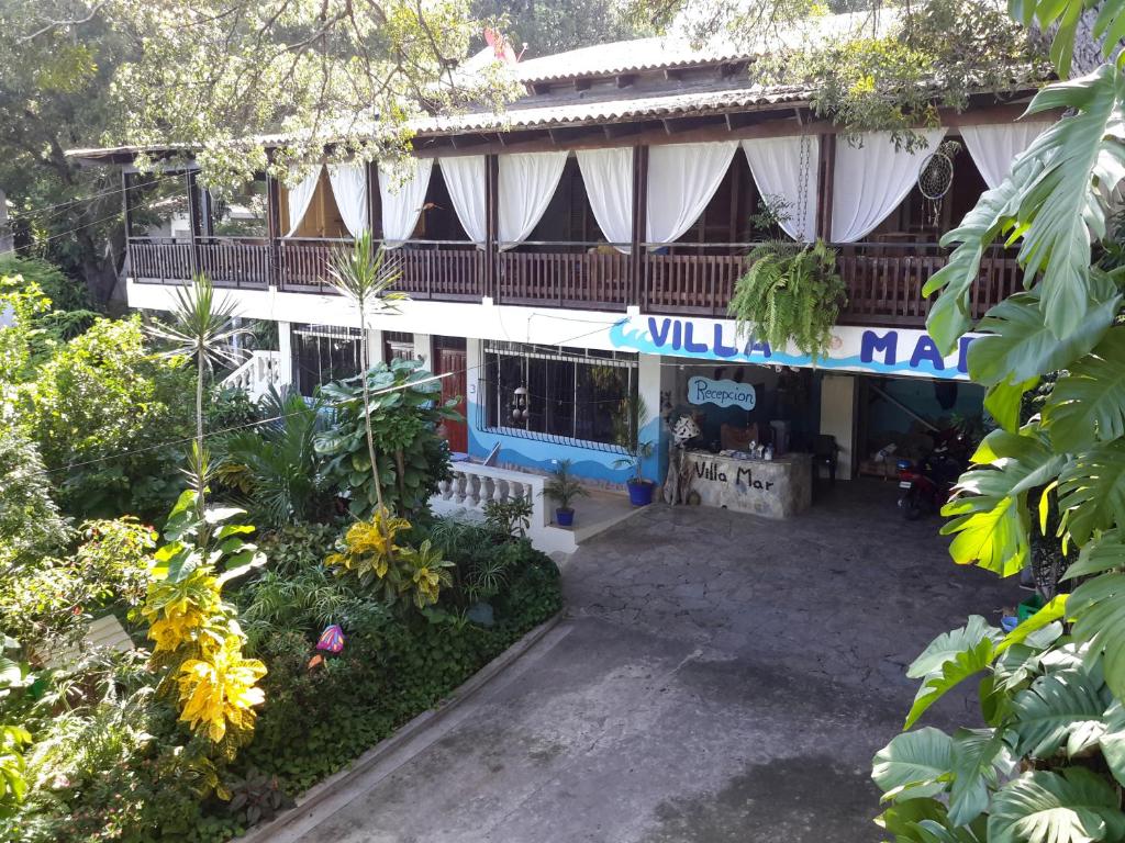 uma vista exterior de um edifício com muitas plantas em Villa Mar Sosua em Sosúa