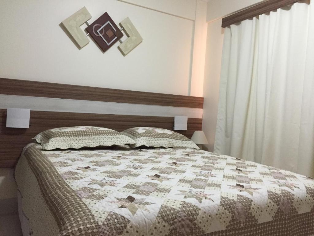 1 dormitorio con 1 cama con edredón en Casa da Madeira Home Service, en Caldas Novas