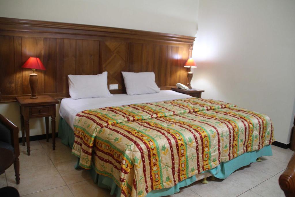 Postel nebo postele na pokoji v ubytování Mega Bintang Sweet Hotel