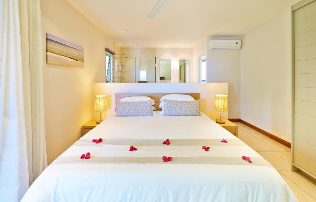 Postel nebo postele na pokoji v ubytování Bon Azur Beachfront Suites & Penthouses with LOV