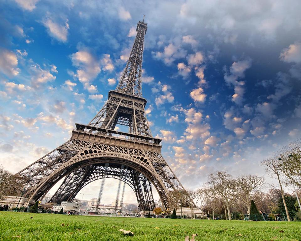 widok na wieżę Eiffel pod pochmurnym niebem w obiekcie Appartement de Charme Paris Centre w Paryżu