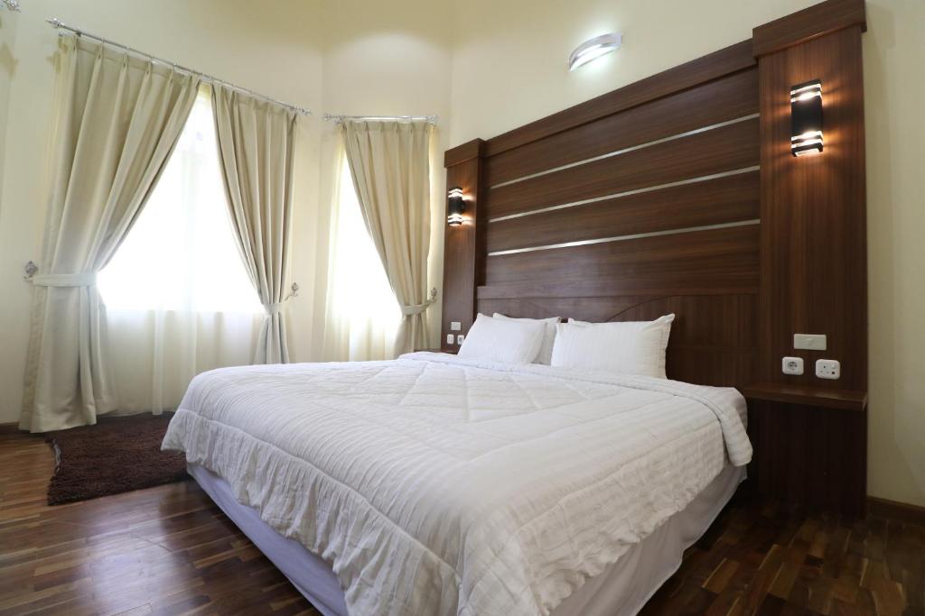 Postel nebo postele na pokoji v ubytování Diyar Villas Puncak NB3/3