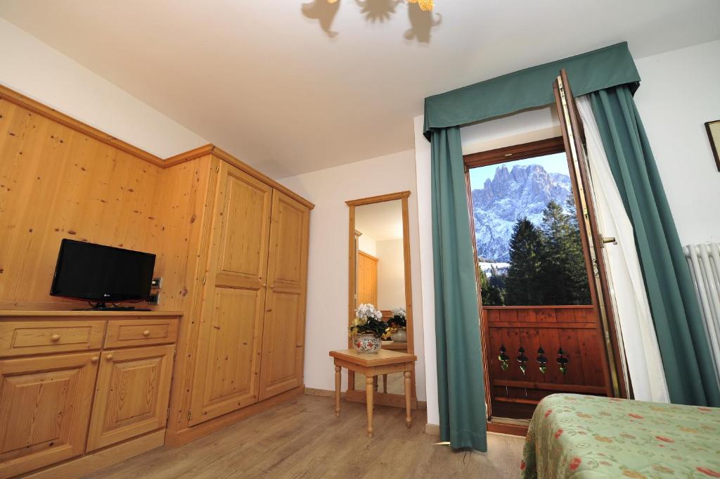 Televízia a/alebo spoločenská miestnosť v ubytovaní Residence Taufer