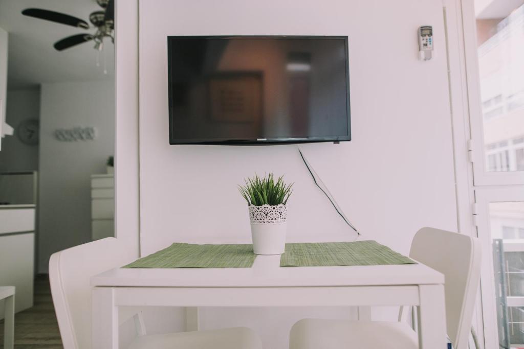 Televízia a/alebo spoločenská miestnosť v ubytovaní Apartamento Malagueta Playa