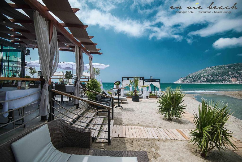 restauracja na plaży z leżakami i oceanem w obiekcie En Vie Beach Boutique Hotel - Adults Only w mieście Alanya