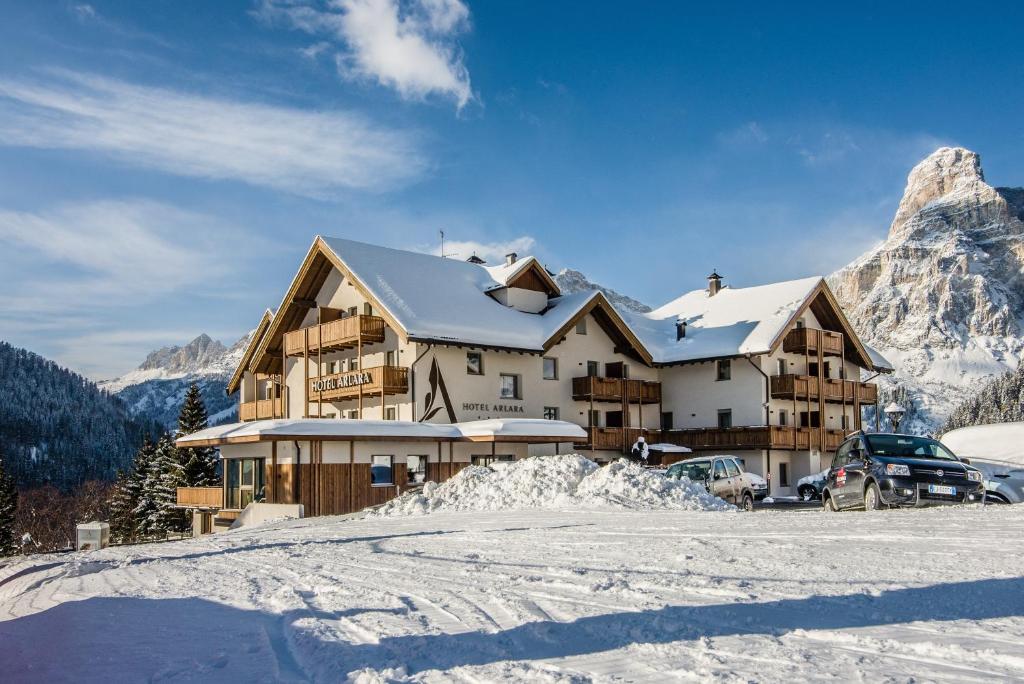 Nespecifikovaný výhled na hory nebo výhled na hory při pohledu z hotelu