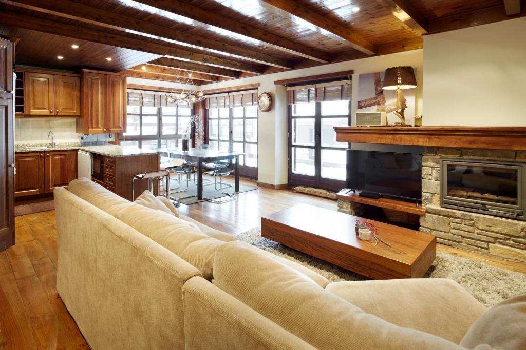 sala de estar amplia con sofá y mesa en Val de Ruda Luxe 34 by FeelFree Rentals, en Baqueira Beret