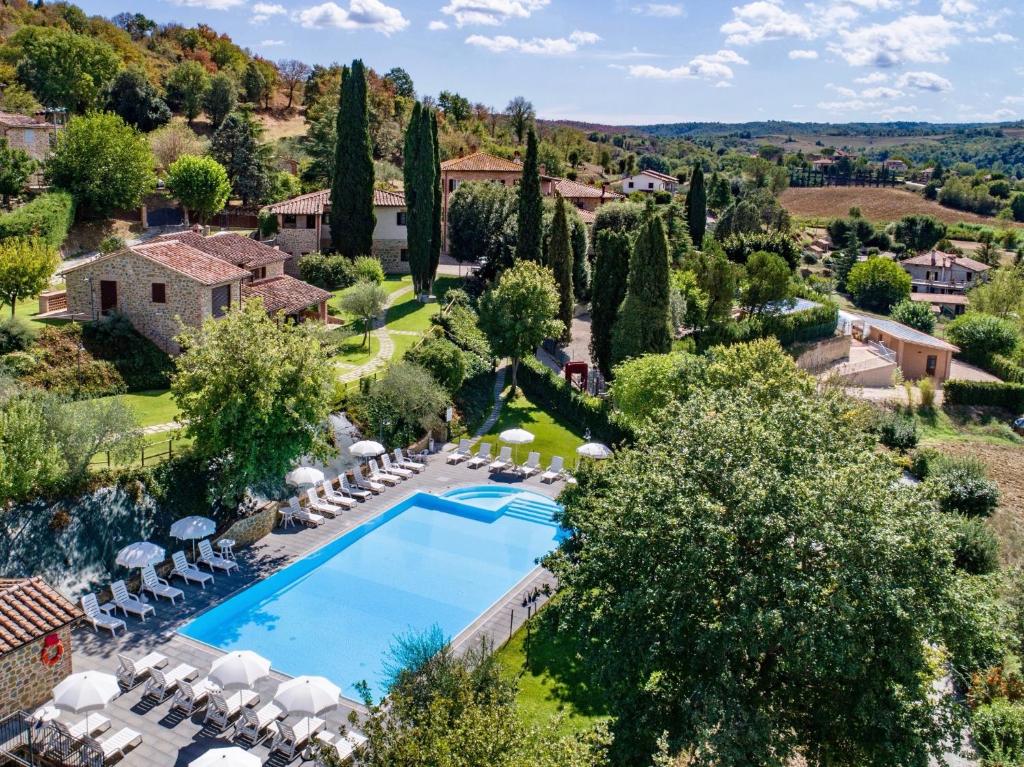 Ravigliano的住宿－Agriturismo CaseGraziani，享有带游泳池的别墅的空中景致