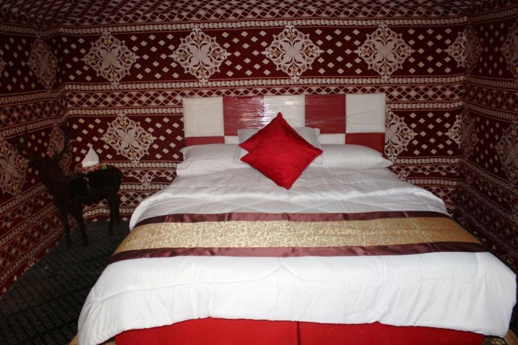 Postel nebo postele na pokoji v ubytování Wadi Rum Quiet Village Camp