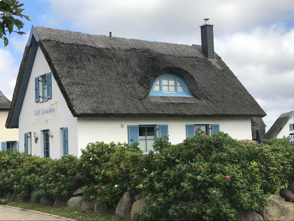 グロヴェにあるFerienhaus Insel Ruegen Ostsee Reethaus am Meerの茅葺き屋根の家