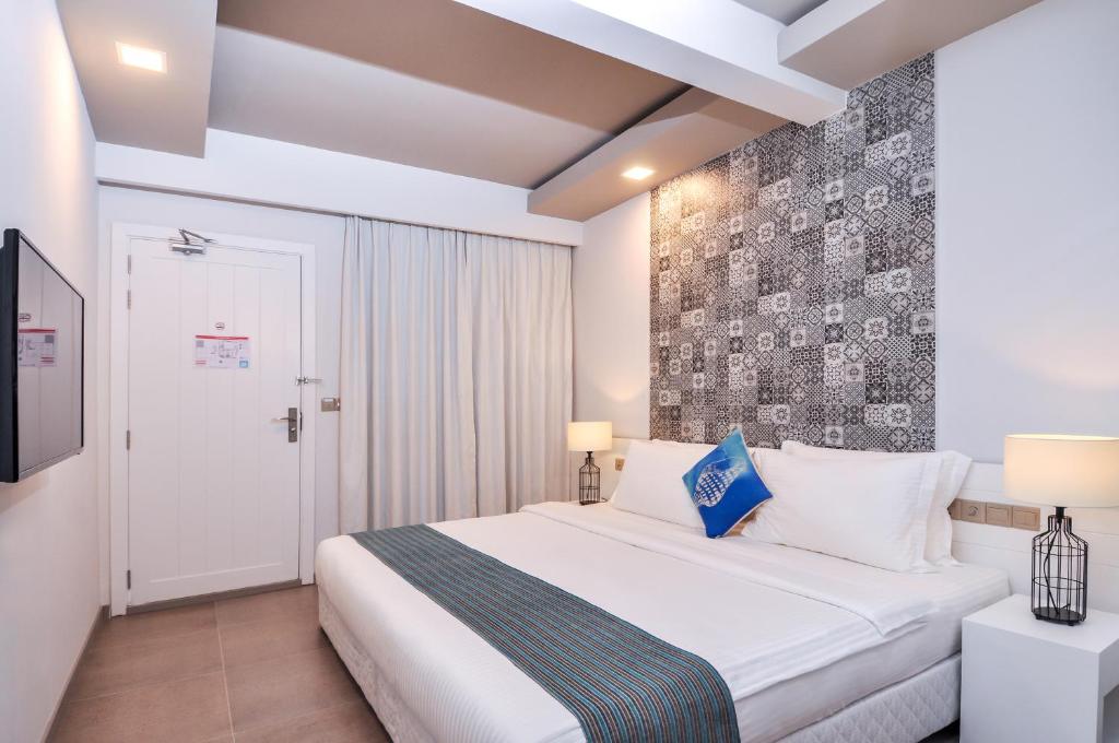 Postel nebo postele na pokoji v ubytování Velana Beach Hotel Maldives