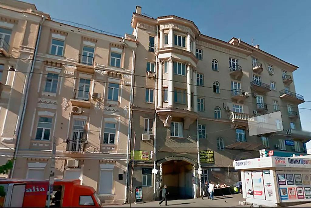ein großes Gebäude an der Ecke einer Straße in der Unterkunft Home Hotel Apartments on Lva Tolstogo in Kiew