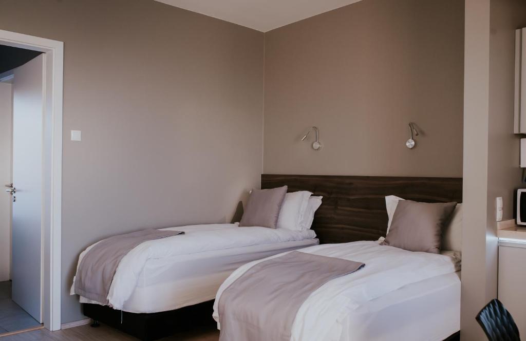 Postel nebo postele na pokoji v ubytování Black Beach Suites