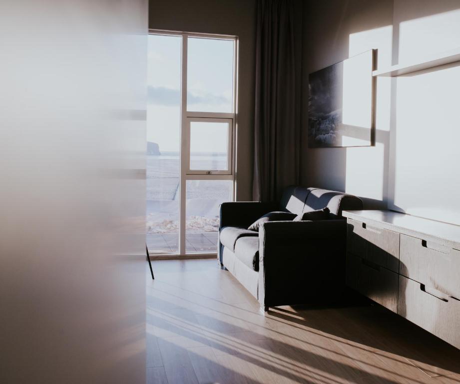 TV a/nebo společenská místnost v ubytování Black Beach Suites