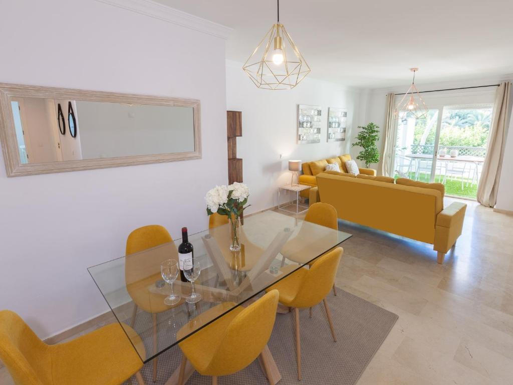 Posezení v ubytování VACATION MARBELLA I Contemporary Central Apartment, Swimming-pool, 24-7 Security, a minute from the Marina, The Sea and Luxury Shopping