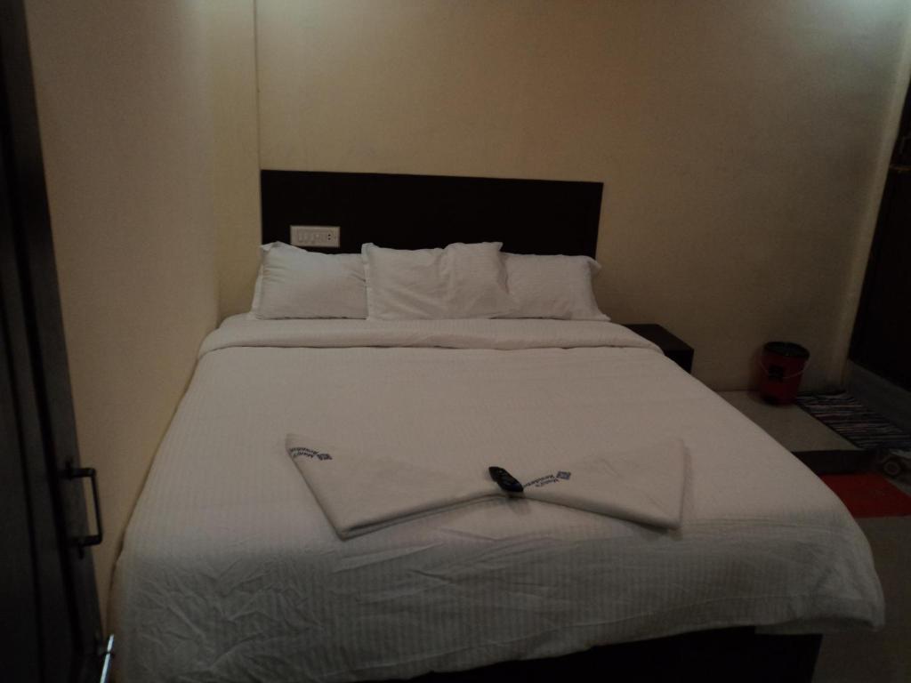 Postel nebo postele na pokoji v ubytování Mani's residency
