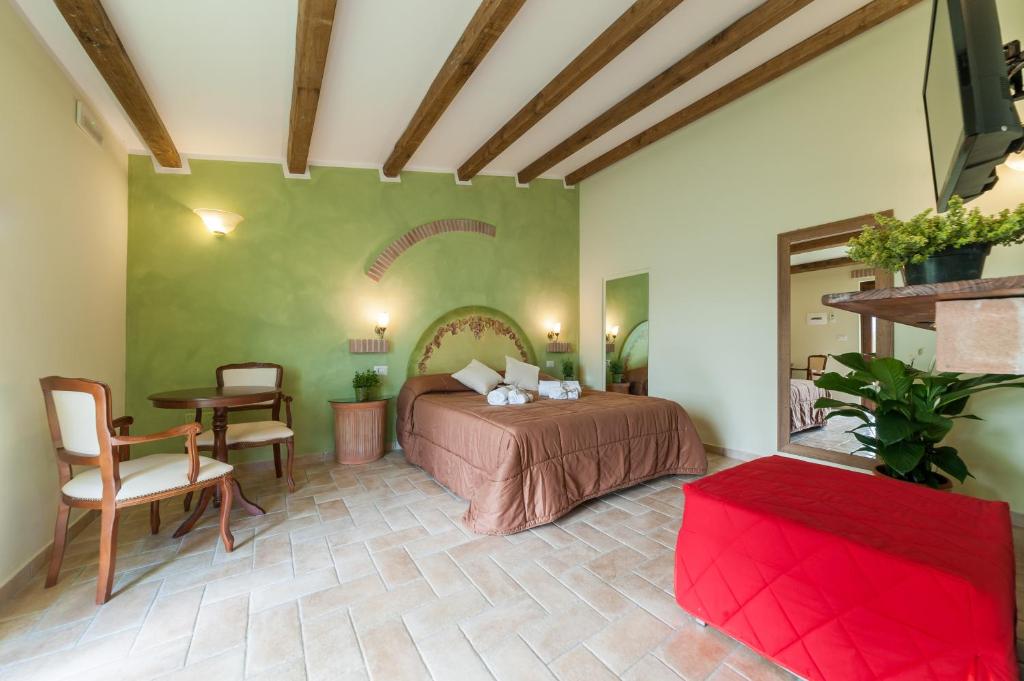 a bedroom with a bed and a table in a room at El Molino Agriturismo in Fonteblanda