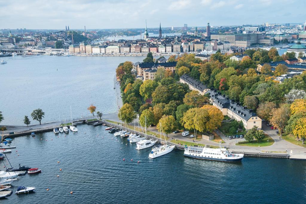 eine Luftansicht eines Hafens mit Booten im Wasser in der Unterkunft Hotel Skeppsholmen, Stockholm, a Member of Design Hotels in Stockholm