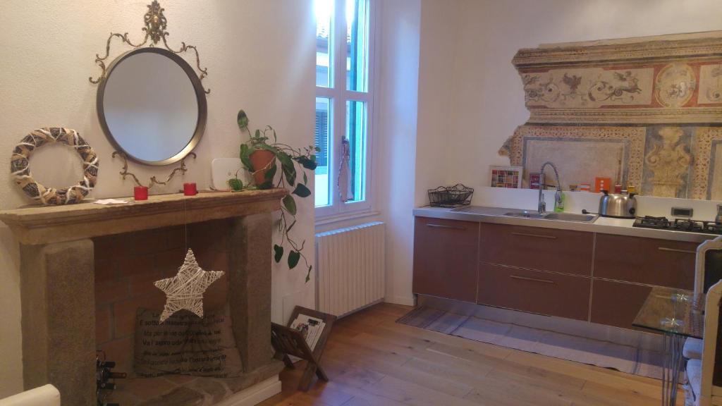 een badkamer met een spiegel en een open haard bij Accademia DeLuxe in Bergamo