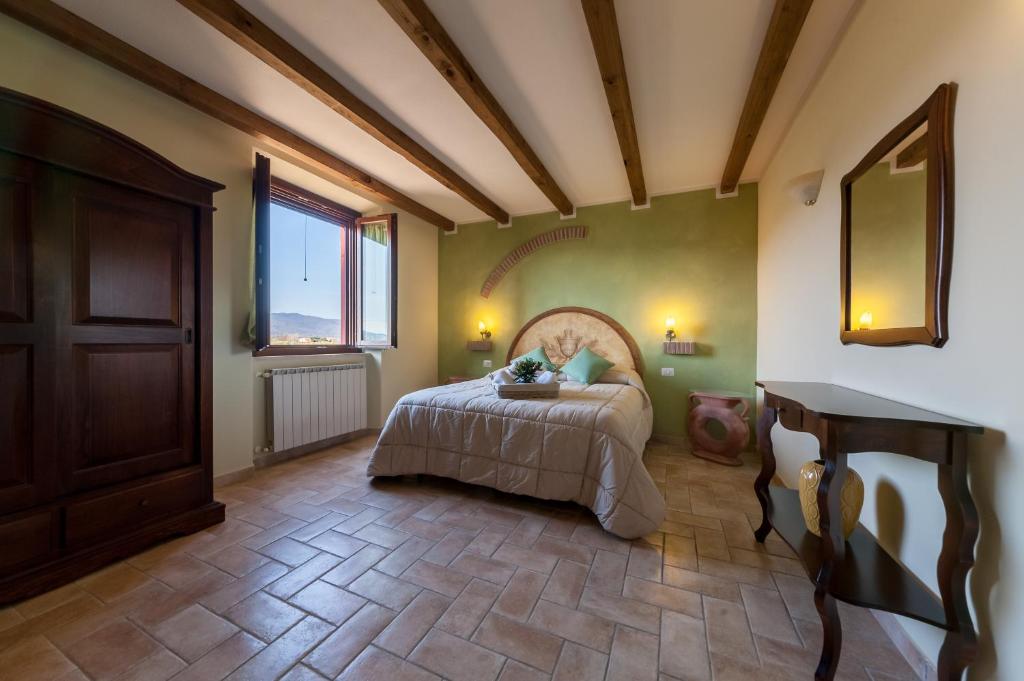 um quarto com uma cama num quarto em El Molino em Fonteblanda
