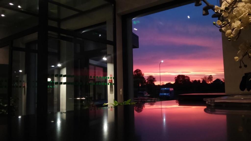 Východ nebo západ slunce při pohledu z hotelu nebo okolí