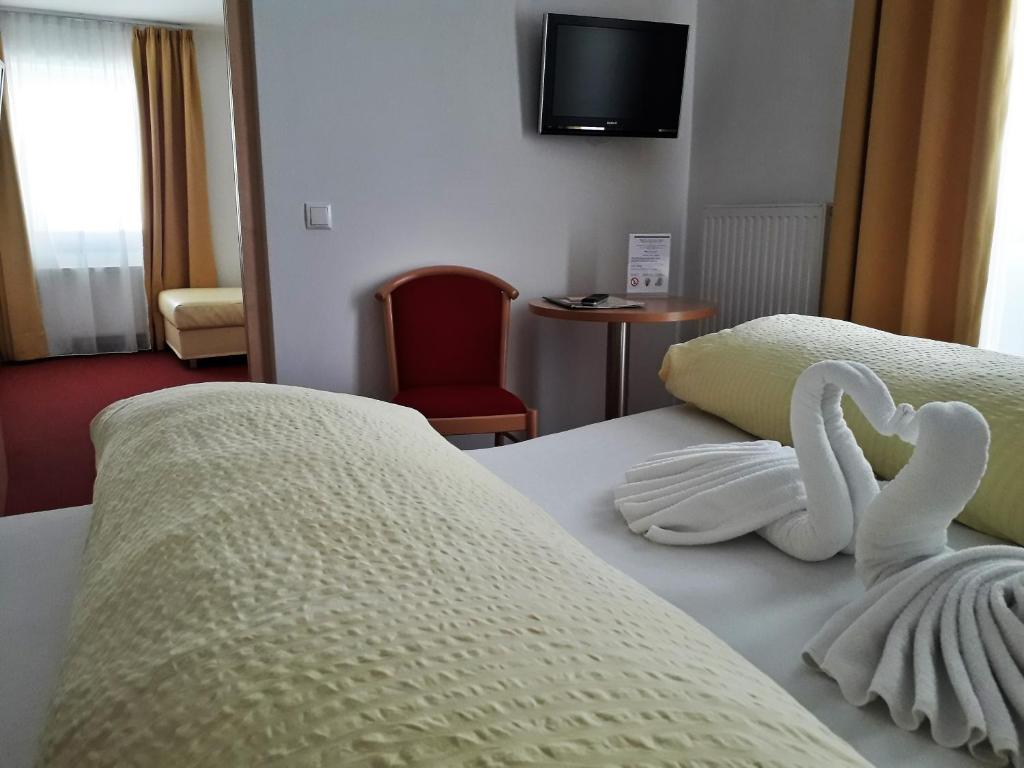 a hotel room with two swans made out of towels at Reschnerhof in Resia