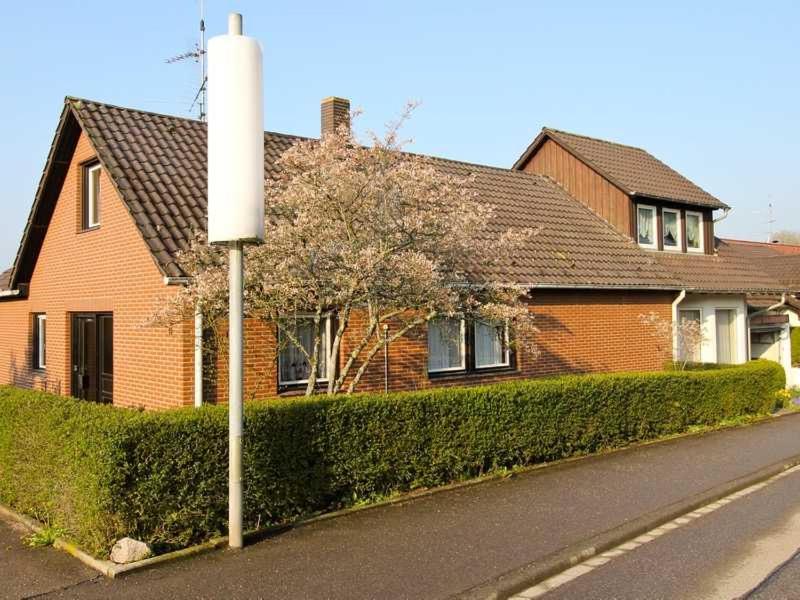 a street sign in front of a house at Ferienwohnung Nain in Bad Dürrheim