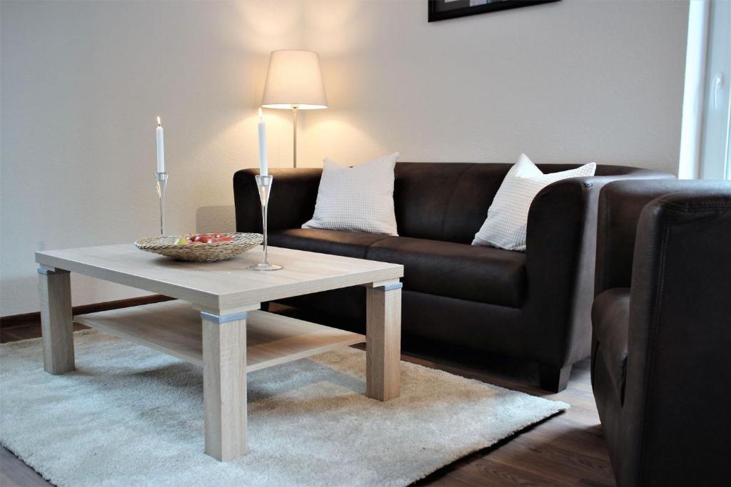 uma sala de estar com um sofá e uma mesa de centro em Ferienpark Thüle em Friesoythe