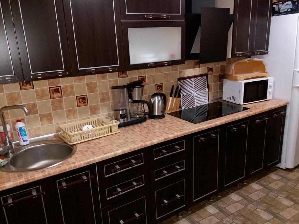 Kuchyň nebo kuchyňský kout v ubytování Guest House Zhanna