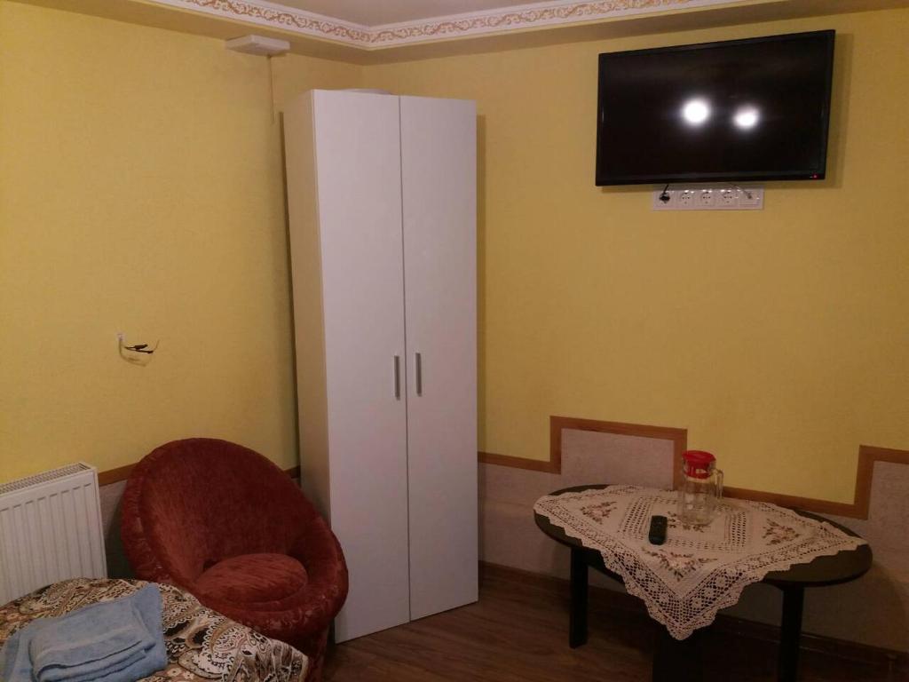 TV a/nebo společenská místnost v ubytování Guest House Zhanna
