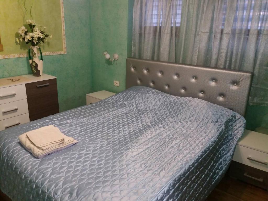 Postel nebo postele na pokoji v ubytování Guest House Zhanna