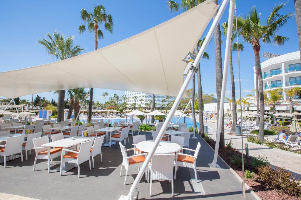 A restaurant or other place to eat at Hipotels Cala Millor Park