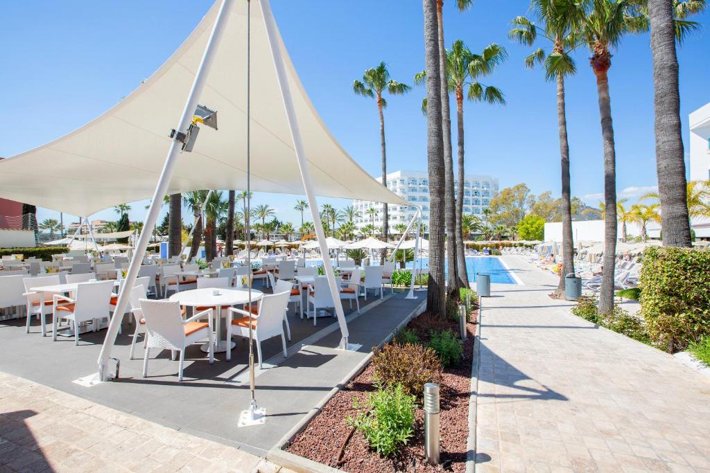 A restaurant or other place to eat at Hipotels Cala Millor Park