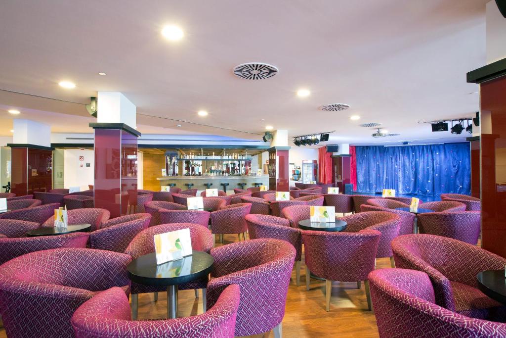 A seating area at Hipotels Cala Millor Park