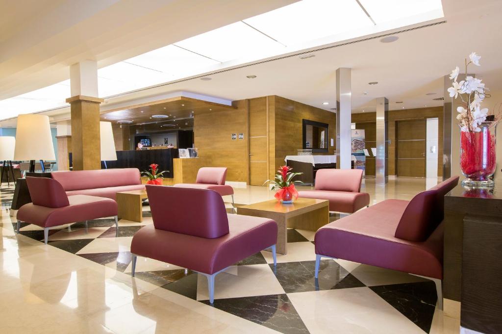 A seating area at Hipotels Cala Millor Park