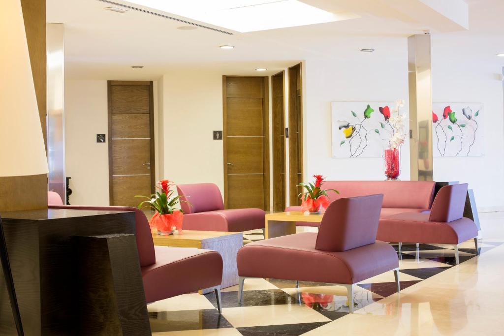 A seating area at Hipotels Cala Millor Park