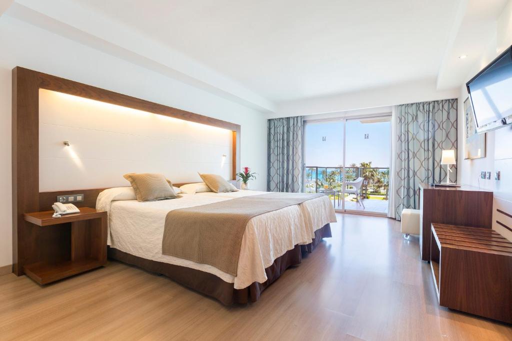A bed or beds in a room at Hipotels Cala Millor Park