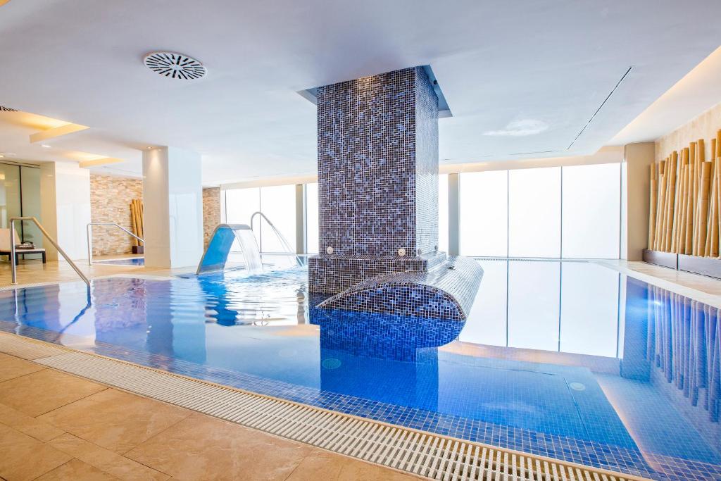 The swimming pool at or close to Hipotels Cala Millor Park