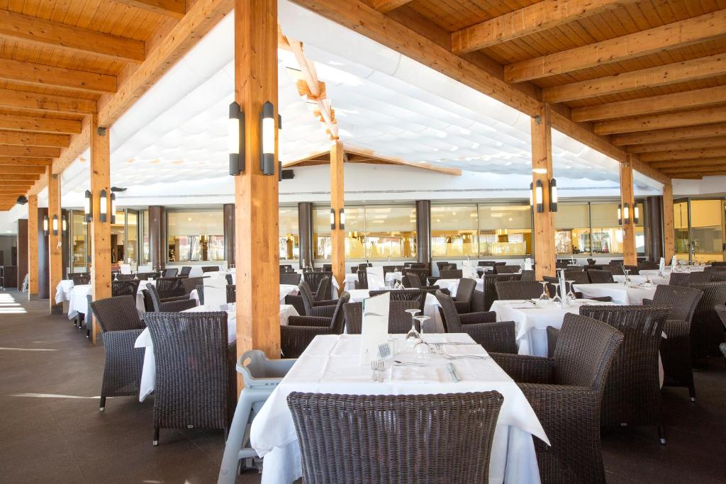 A restaurant or other place to eat at Hipotels Cala Millor Park