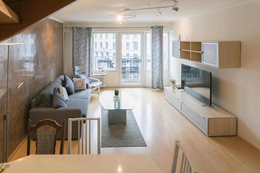 ein Wohnzimmer mit einem Sofa und einem Tisch in der Unterkunft Burhan in Hamburg
