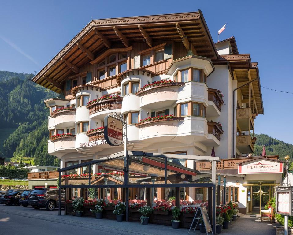 un gran edificio con flores delante en Hotel Andrea, en Mayrhofen