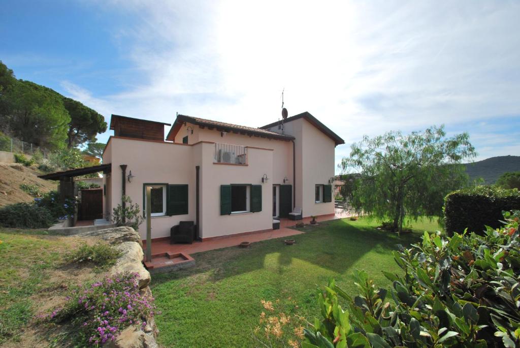 a house on a hill with a yard at Villetta Ciclamino in Campo nell'Elba