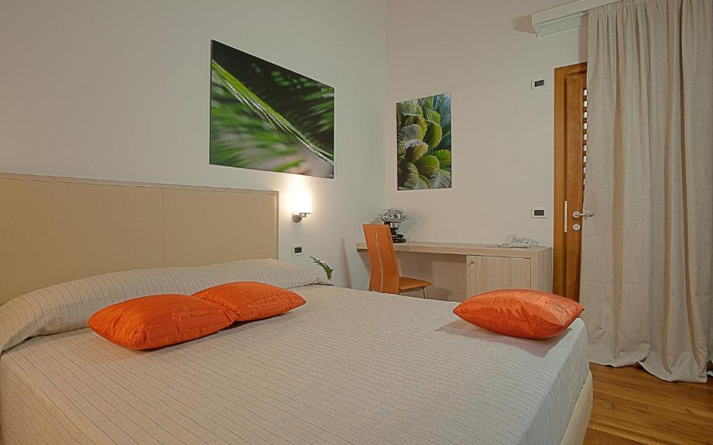 Postel nebo postele na pokoji v ubytování Tre Merli Beach Hotel