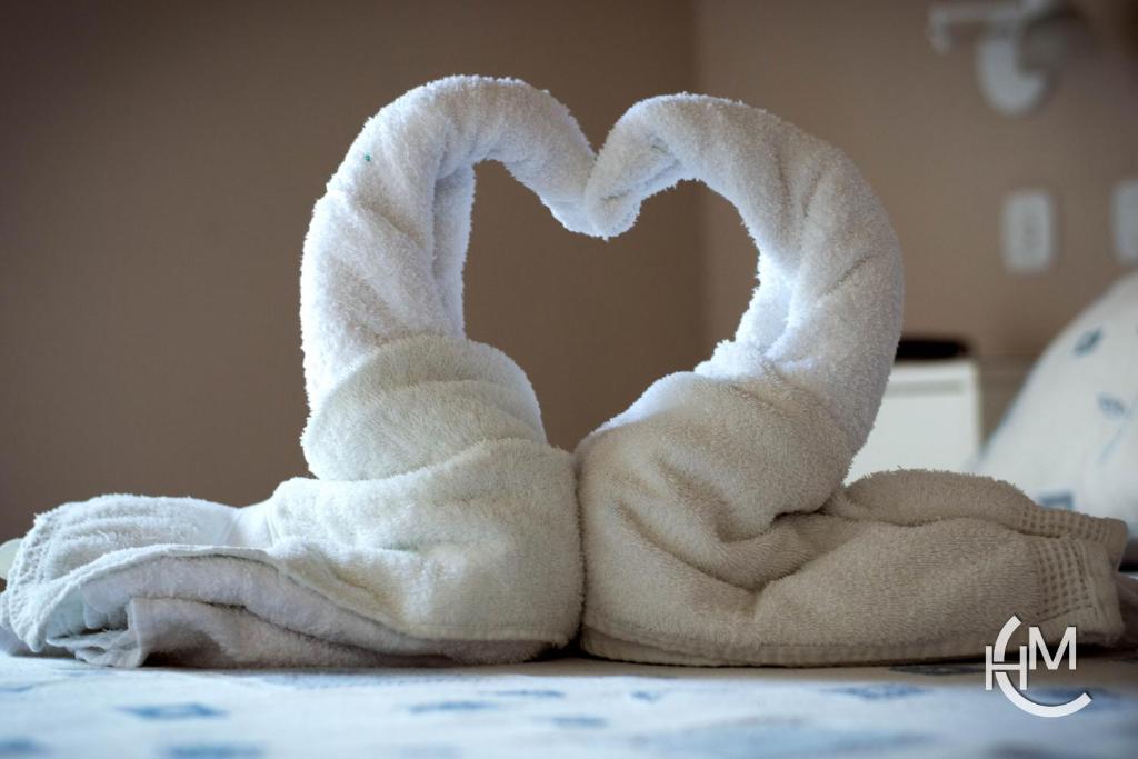 een handdoek in de vorm van een hart zittend op een bed bij Hotel Maritimo in Villa Gesell