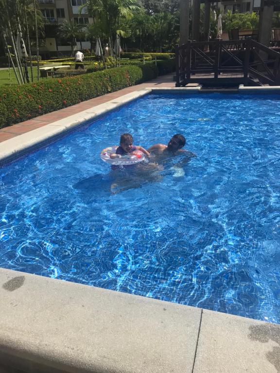 un hombre en una piscina en una piscina en 2Bed 2Bath Jaco Costa Linda, en Jacó