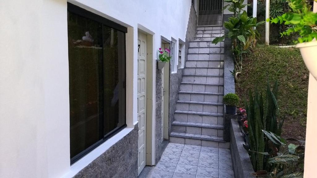 eine Treppe, die zu einem Haus mit einem Fenster führt in der Unterkunft Hostel Fariafaz in Gaspar