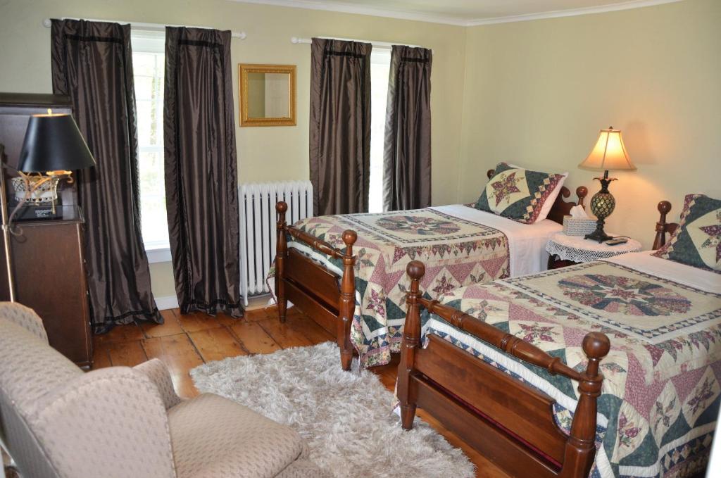 Postel nebo postele na pokoji v ubytování Cornwall Inn
