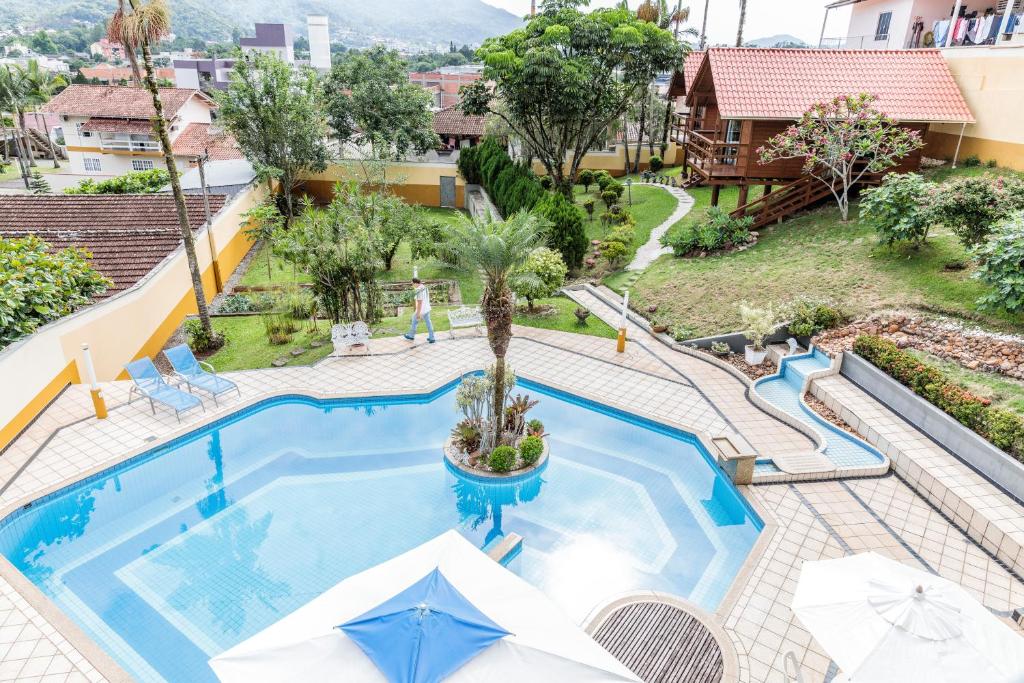 uma imagem de uma piscina num resort em Pousada Homestay Jaraguá Do Sul em Jaraguá do Sul